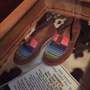 Women’s size 8 wrist serape cruiser